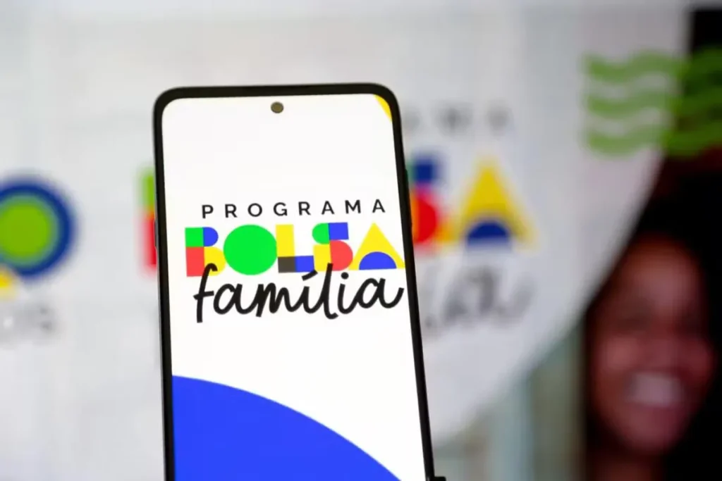 Família consultando calendário de pagamentos do Bolsa Família no celular