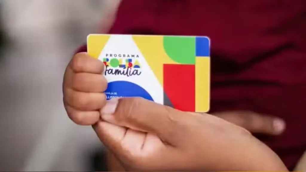 Família em casa analisando documentos, representando a dependência de programas sociais