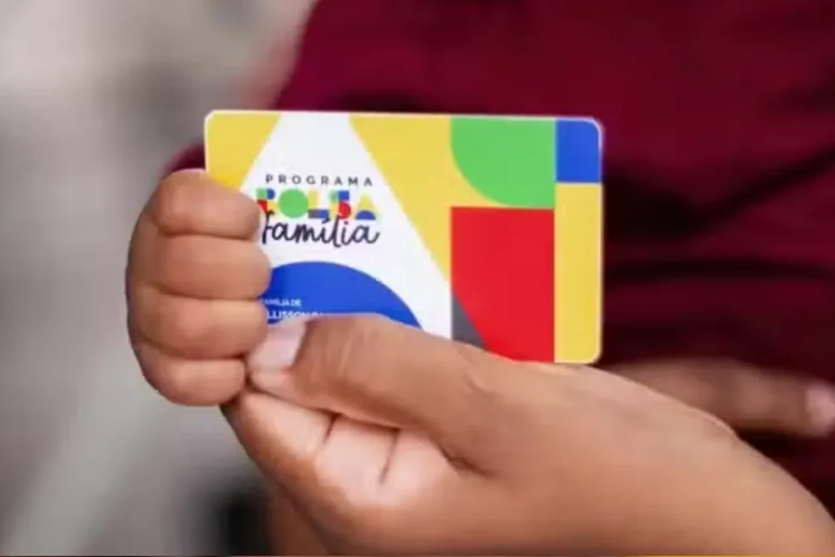Família em casa analisando documentos, representando a dependência de programas sociais