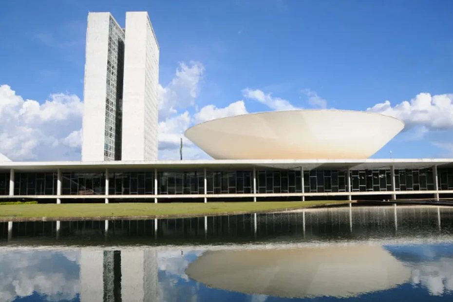 Mulher auxiliando uma pessoa com deficiência em casa, simbolizando cuidado e dedicação familiar
