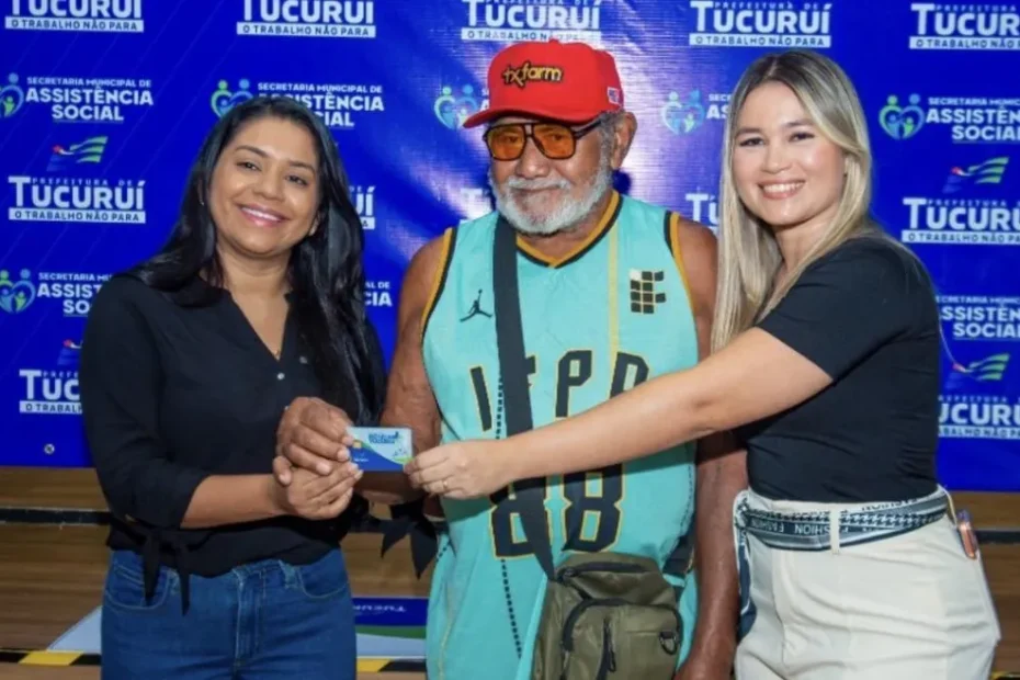Entrega de cartão do programa Renda Mais em Tucuruí para beneficiários