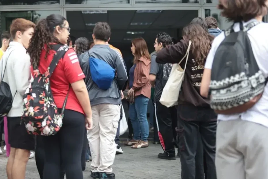 Estudante brasileira jovem, preocupada, revisando documentos e um celular com o aplicativo do Fies, com prazo final se aproximando.