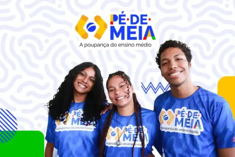 Estudante feliz olhando o valor de R$ 200 do programa Pé-de-Meia no celular