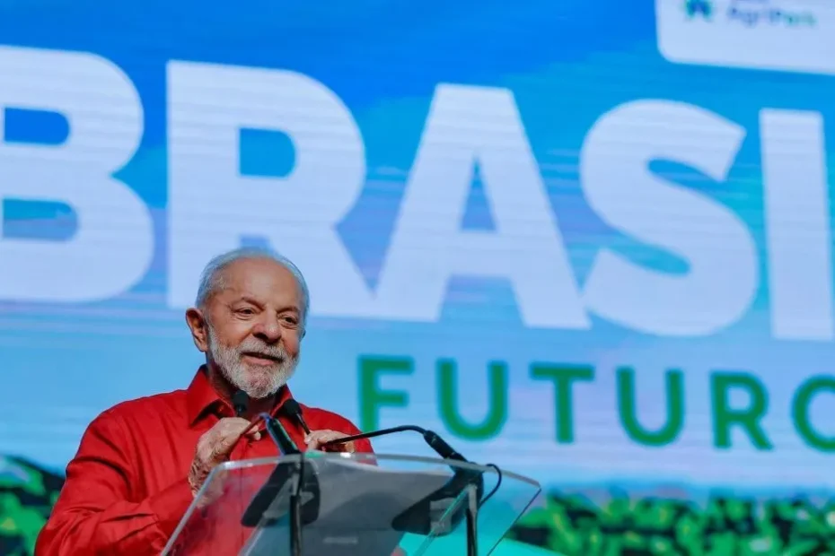 Família brasileira planejando a reforma da casa com juros baixos do programa Reforma Casa Brasil