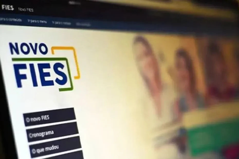 Estudante utilizando computador para renegociar dívida do Fies