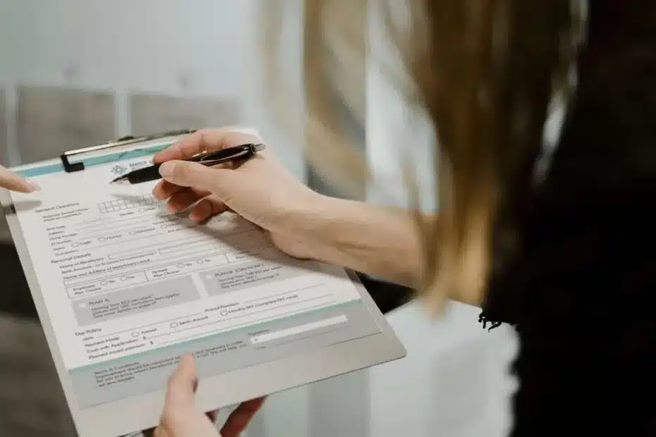 Pessoas diversas procurando emprego em uma agência FGTAS/Sine, com destaque para a interação com atendentes e consulta a oportunidades.