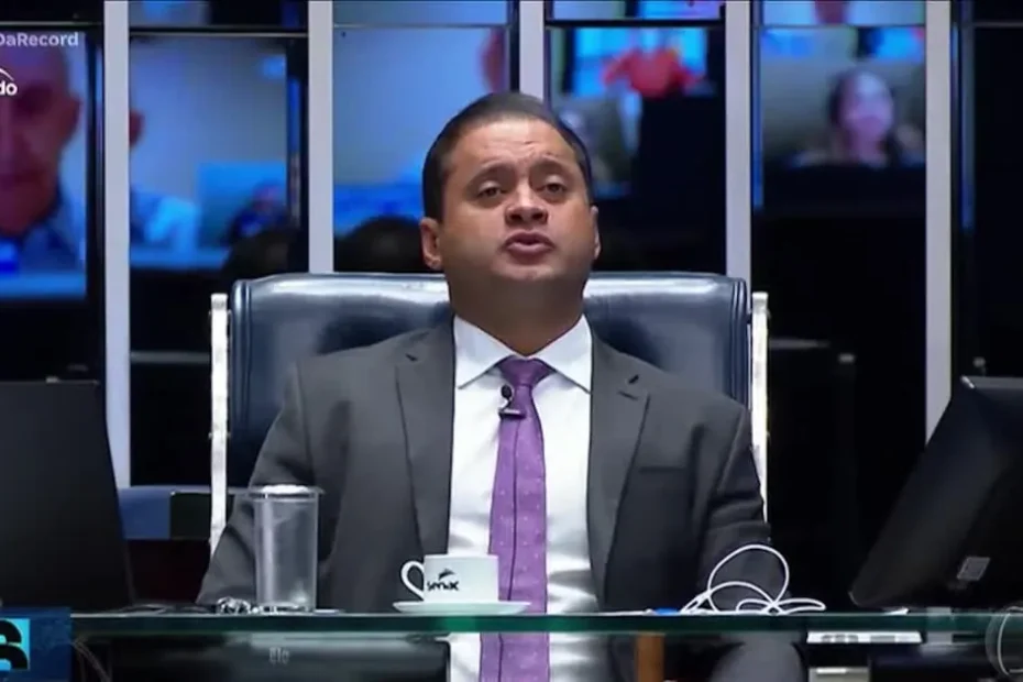Agentes da Polícia Federal em operação de busca e apreensão, investigando fraudes no INSS.
