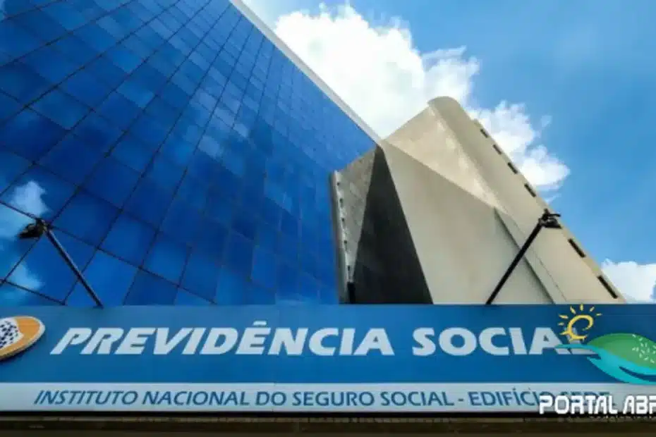 Pessoas aguardando em fila na frente de uma agência do INSS em Salvador para avaliação social do BPC.