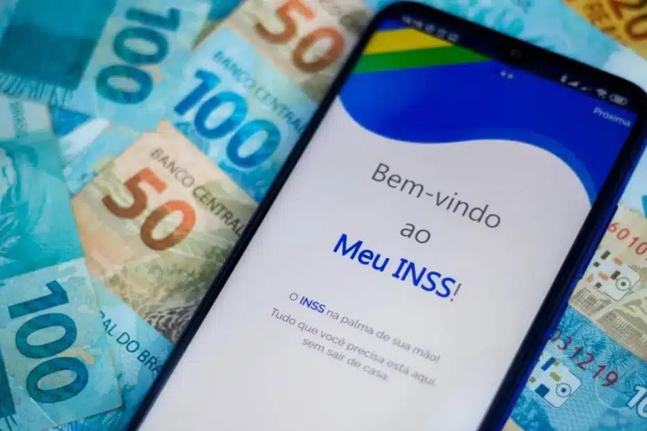 Mulher em casa, com expressão pensativa, lendo documentos sobre benefícios do INSS para baixa renda.