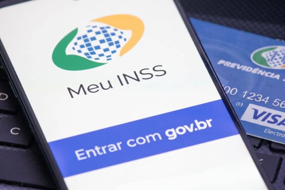 Idoso analisa extrato de benefício do INSS em casa, conferindo descontos de empréstimos.