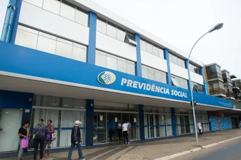 Pessoa analisando documentos do INSS com expressão preocupada