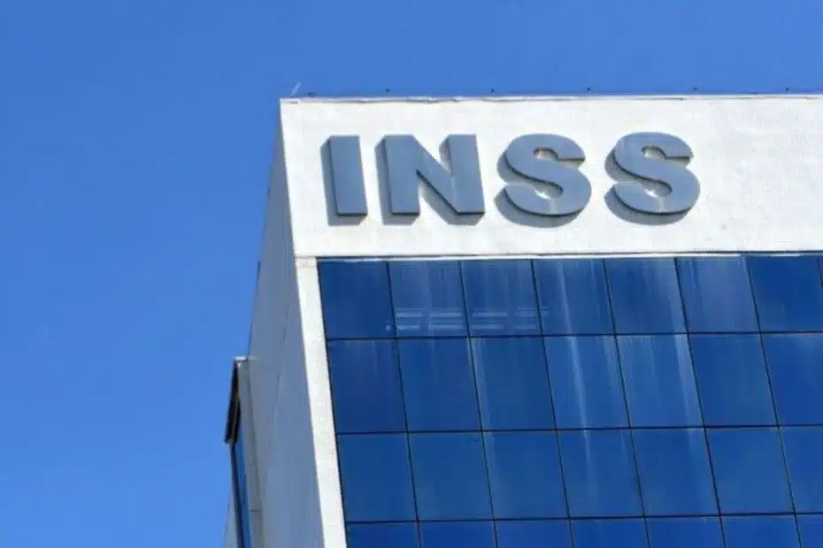 Pessoa com expressão preocupada segurando papéis do INSS, simbolizando o impacto das negativas de benefícios.