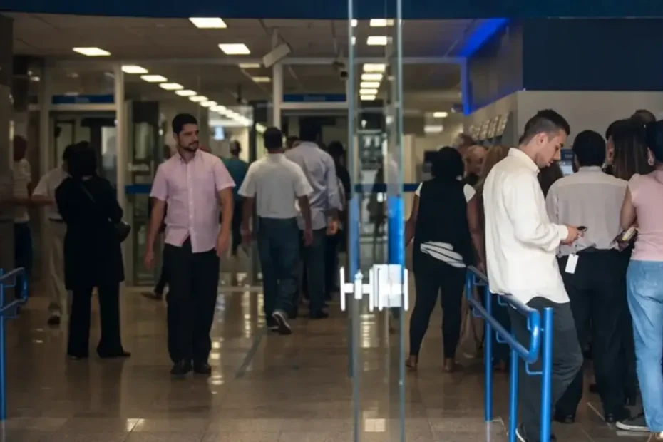 Entregador de aplicativo com uniforme, olhando pensativo em ambiente urbano, simbolizando a busca por direitos previdenciários.