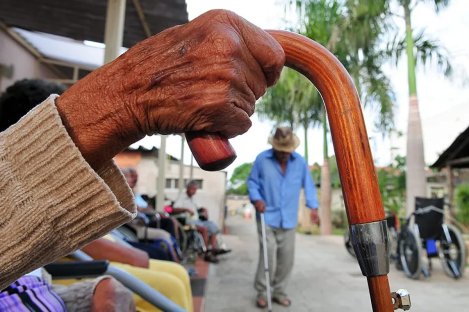 Família brasileira acompanhando notícias sobre liberação de benefícios sociais