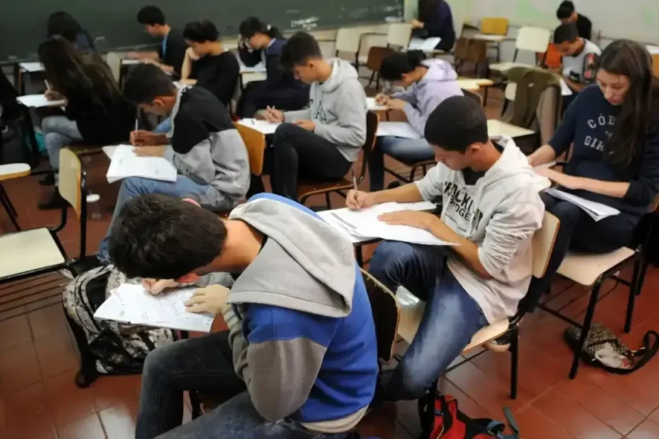 Estudante consultando o aplicativo do programa Pé-de-Meia no celular