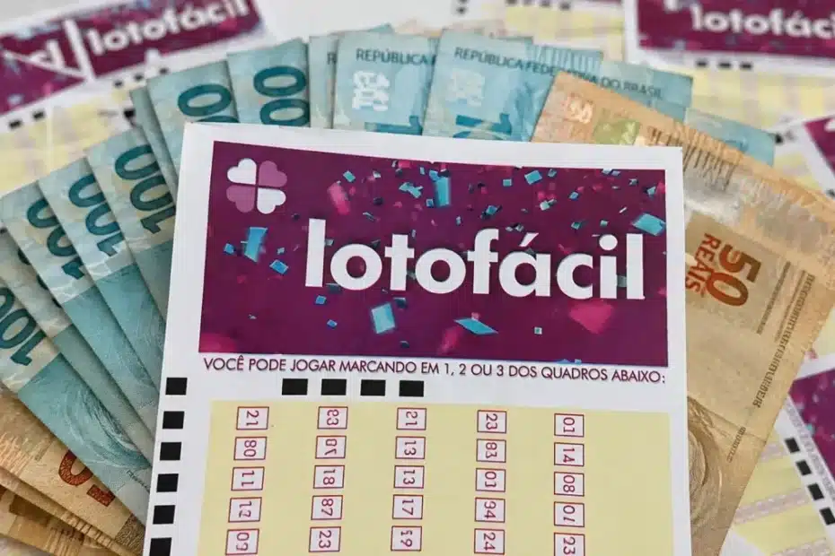 Mão segurando bilhete de loteria com fundo de moedas e tela de computador.