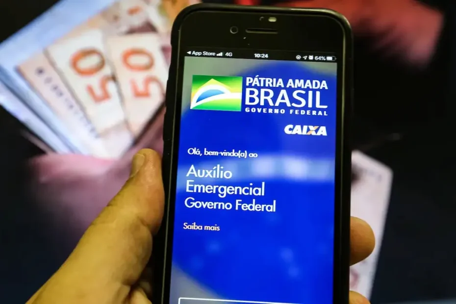Estudante sorrindo com celular exibindo pagamento do Pé-de-Meia no Caixa Tem