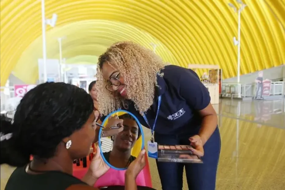 Mulheres em programa de autocuidado recebendo serviços estéticos em centro comunitário.