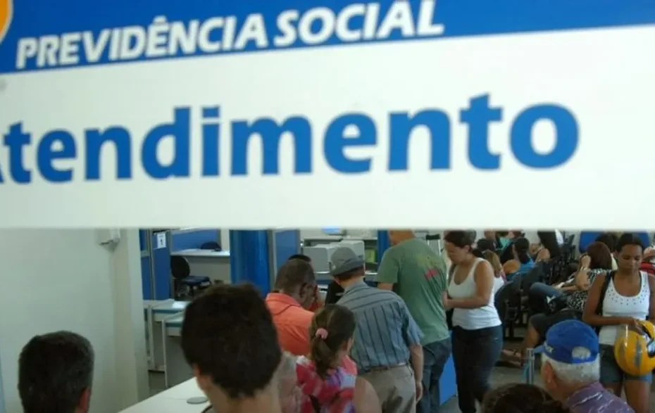 Pessoa idosa verificando informações em um smartphone, com esperança de receber pagamentos do INSS.