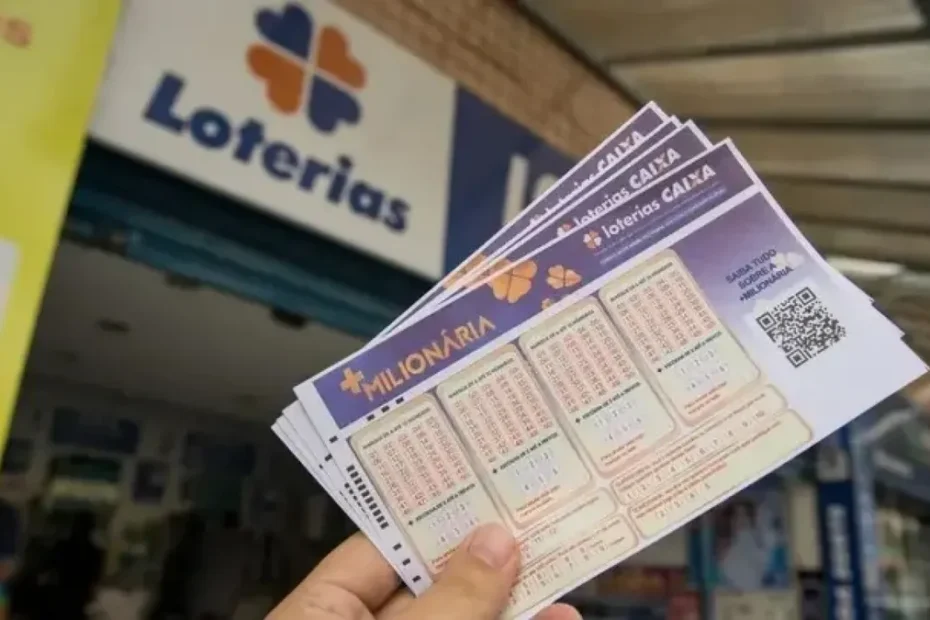 Mãos segurando um bilhete de loteria da +Milionária, simbolizando a esperança de ganhar o prêmio de R$ 80 milhões no sorteio de 05/08.