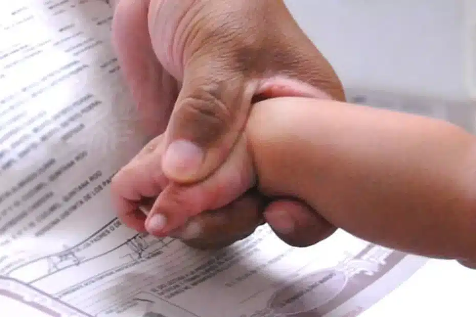 Pai e filho de mãos dadas em um cartório, simbolizando o reconhecimento de paternidade e o acesso a direitos