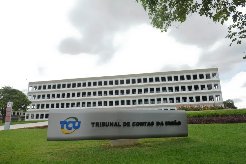 Pessoa preocupada consultando o status de seu benefício do INSS em um aplicativo, com um fundo de servidores de computador.
