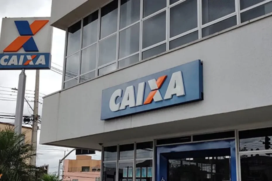 Mulher recebendo benefício social em guichê da Caixa, representando o contrato de R$ 3 bilhões para gestão de auxílios.
