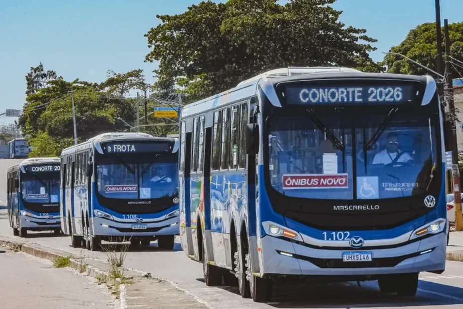 Novos ônibus Euro 6 modernos chegando à Região Metropolitana do Recife, com passageiros em ponto de ônibus