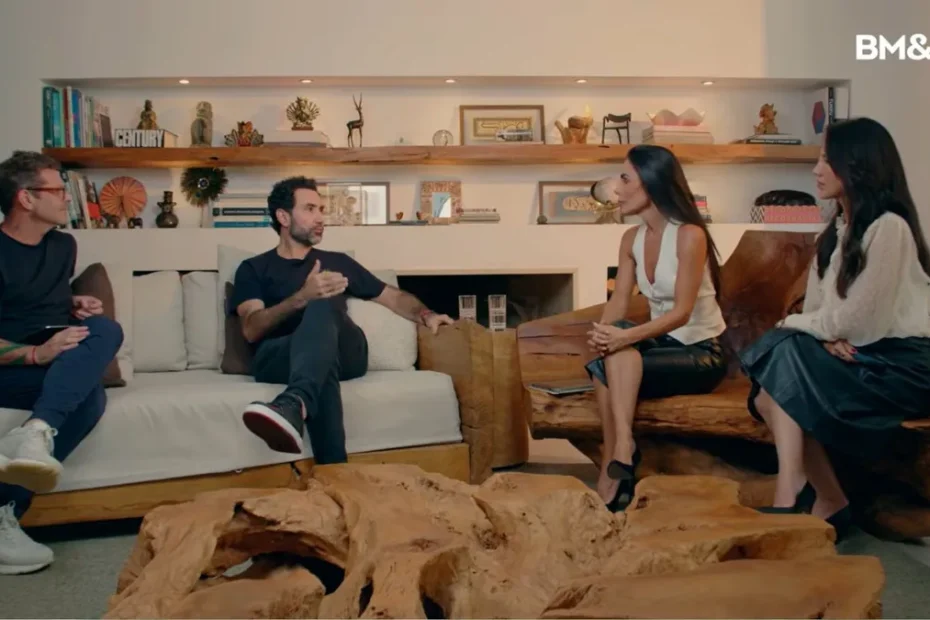 Pessoas usando smartphones para trabalhar e gerar renda, com a cidade brasileira ao fundo