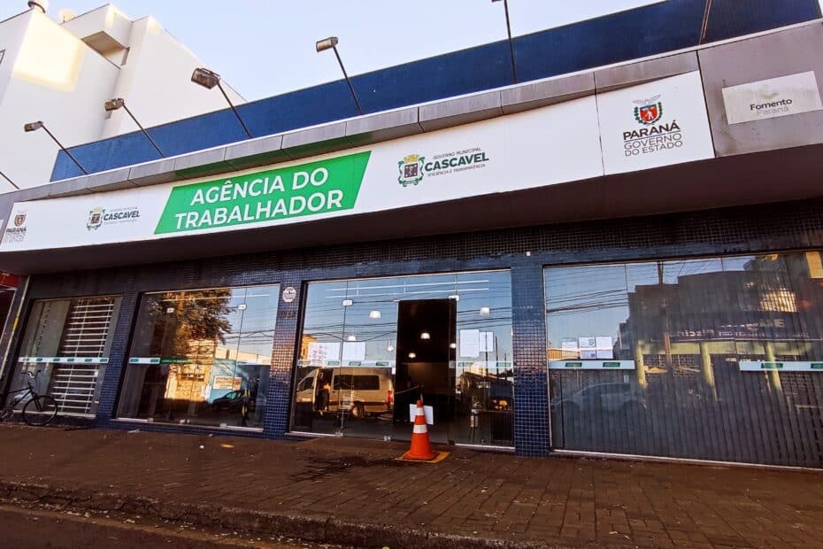 Pessoas buscando vagas de emprego na Agência do Trabalhador em Cascavel