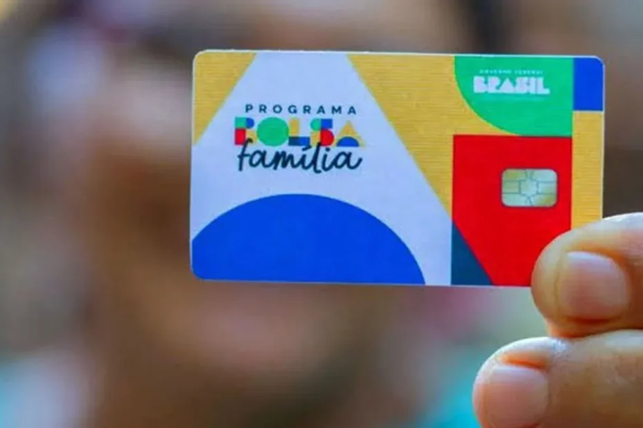 Mãe e filhos observam documento com esperança sobre novo benefício do Bolsa Família.