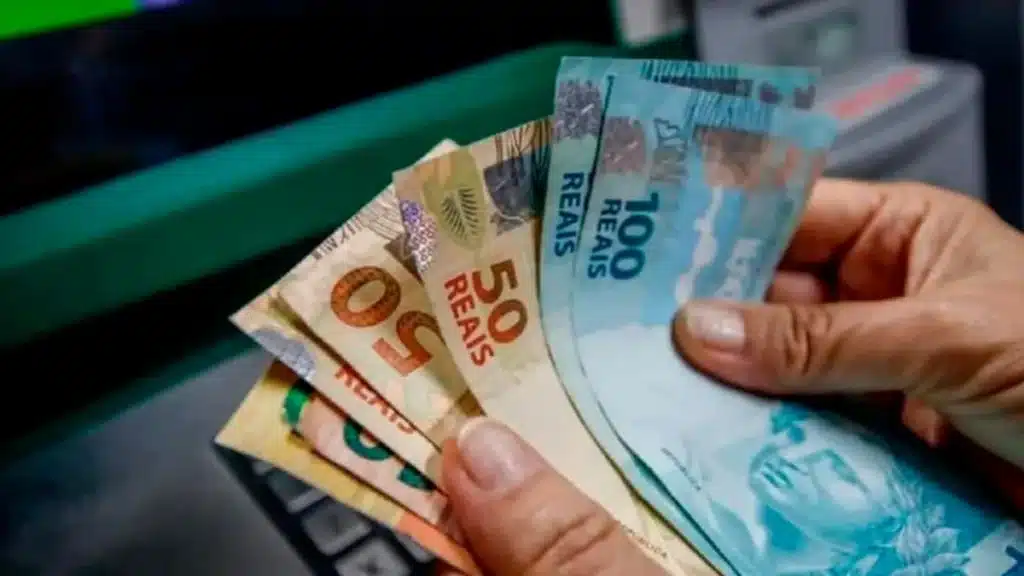 Idoso segurando um smartphone para verificar informações bancárias e previdenciárias