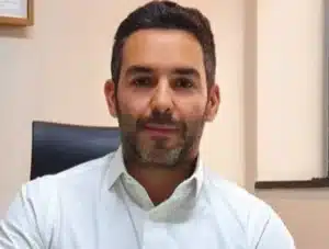 Carteira de trabalho, celular com aplicativo previdenciário e cartão social sobre a mesa