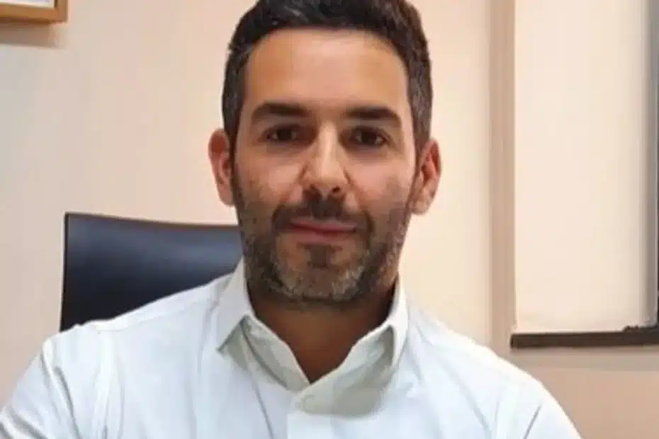 Carteira de trabalho, celular com aplicativo previdenciário e cartão social sobre a mesa