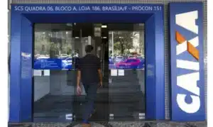 Beneficiário conferindo o saldo do Bolsa Família pelo aplicativo oficial no celular.
