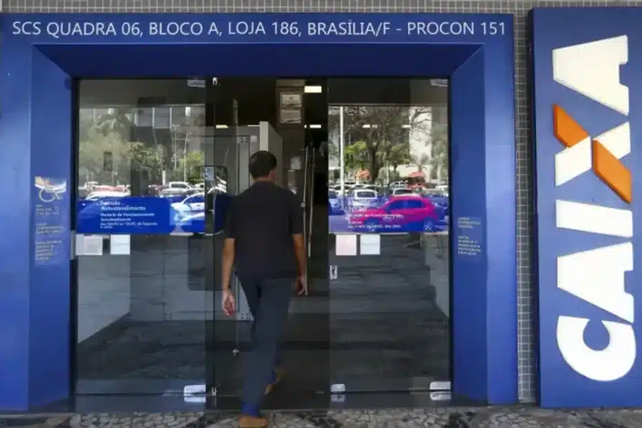 Beneficiário conferindo o saldo do Bolsa Família pelo aplicativo oficial no celular.