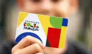 Smartphone com aplicativo Caixa Tem aberto para consulta do Bolsa Família