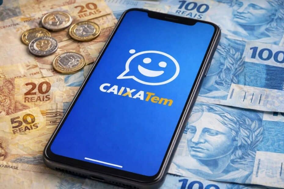 Beneficiário segurando cartão do Bolsa Família em frente a uma agência da Caixa.