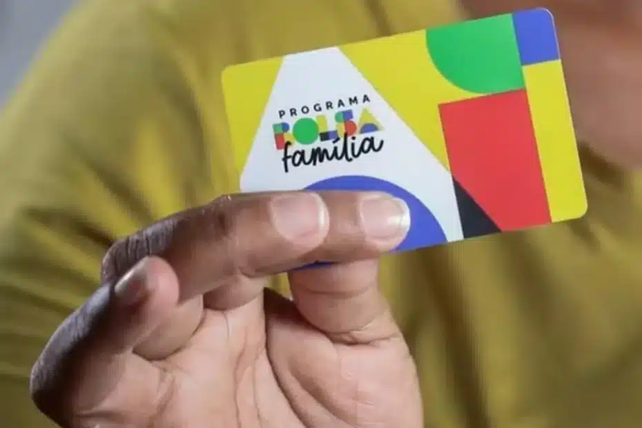 Família consultando saldo do benefício social no celular