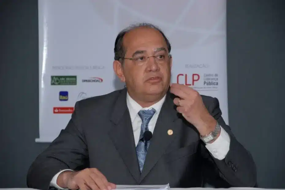 Beneficiária do programa Bolsa Família consultando valores no celular