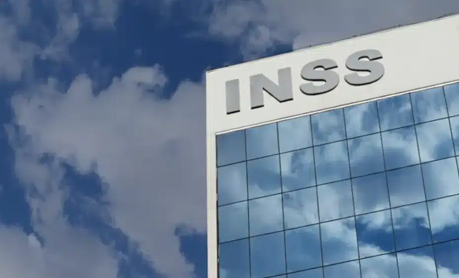 Aposentado consultando informações sobre consignado do INSS em tablet