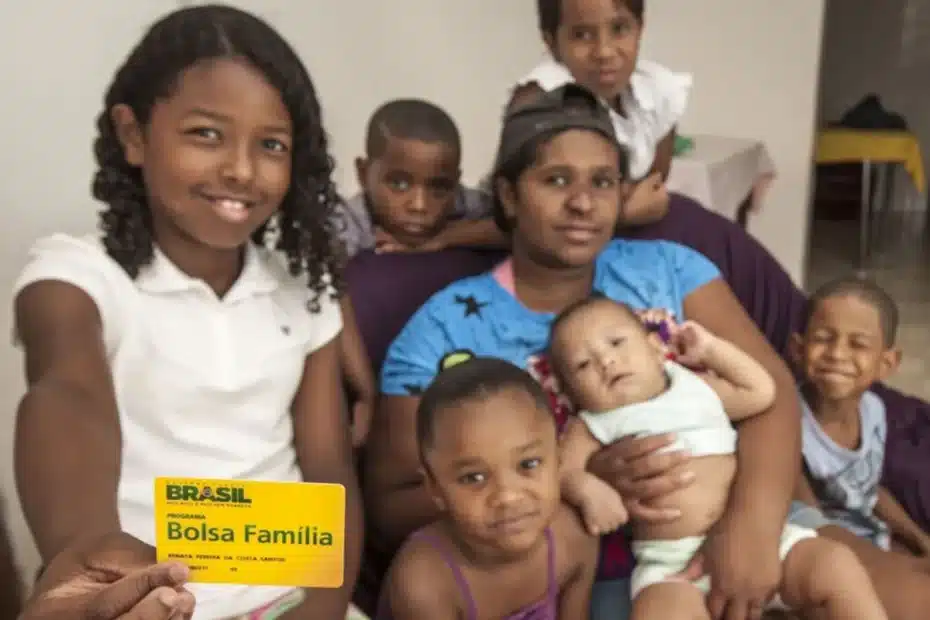 Mãe beneficiária segurando filho no colo em ambiente residencial