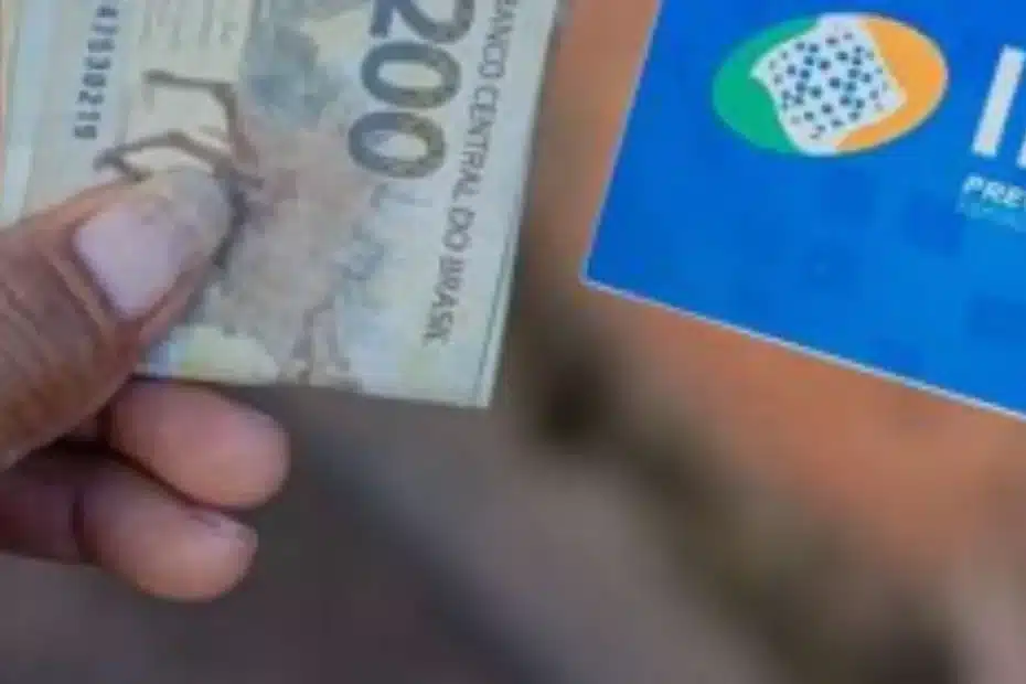 Beneficiário do INSS consultando dados do pagamento no celular