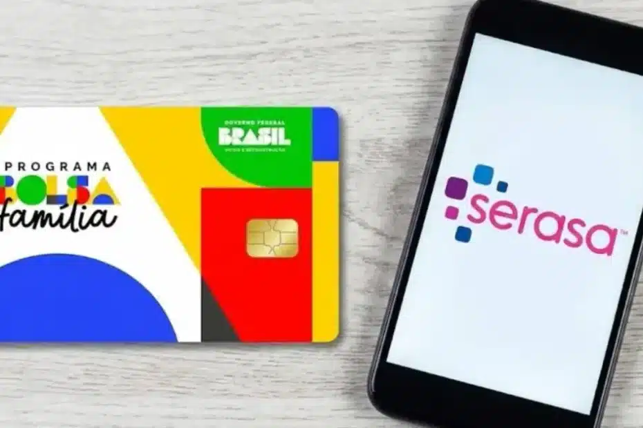 Beneficiária consultando informações do programa Bolsa Família no celular