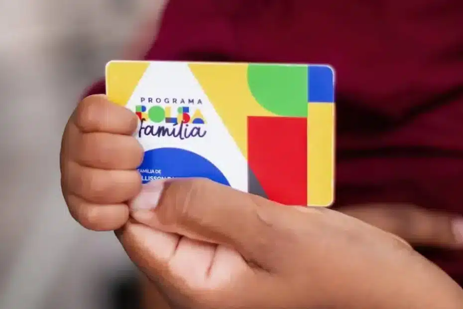 Pessoa utilizando aplicativo do Bolsa Família em smartphone para conferir saldo.