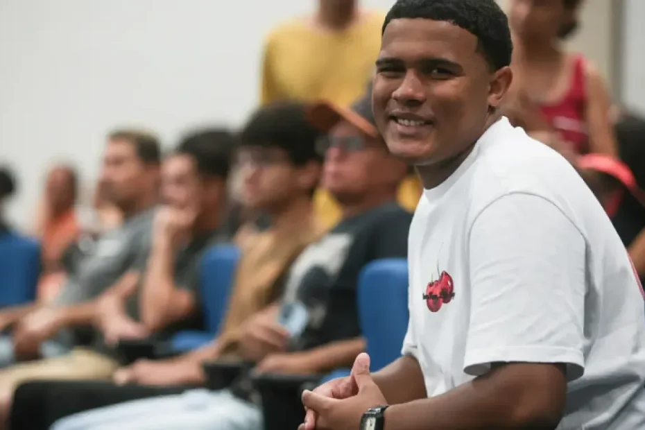 Estudantes em uma sala de aula de ensino médio em Praia Grande.