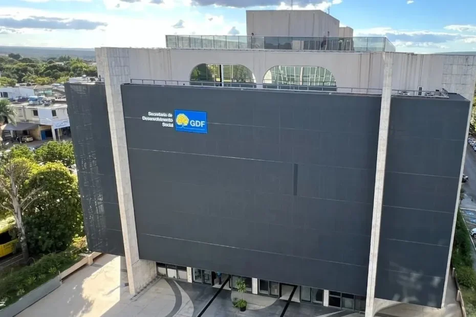 Documentos oficiais relacionados ao Cadastro Único sendo analisados por uma autoridade, simbolizando a suspensão e fiscalização do TCDF.