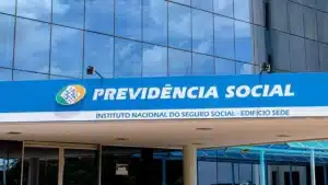 Pessoa idosa utilizando o celular para consultar o extrato de pagamento do INSS.
