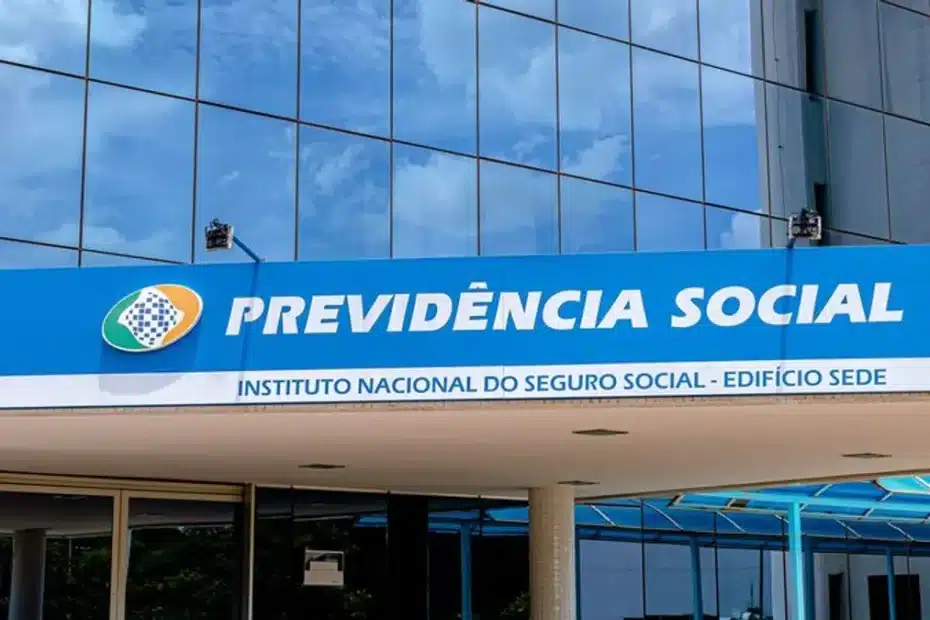 Pessoa idosa utilizando o celular para consultar o extrato de pagamento do INSS.