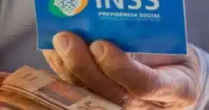 Idoso consultando extrato de pagamento do INSS em caixa eletrônico